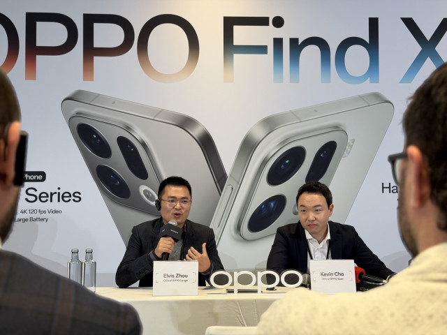 El CEO de OPPO Europa, Elvis Zhou, y el CEO de OPPO en España, Kevin Cho, en rueda de prensa tras la presentación de la serie Find X9 en Barcelona