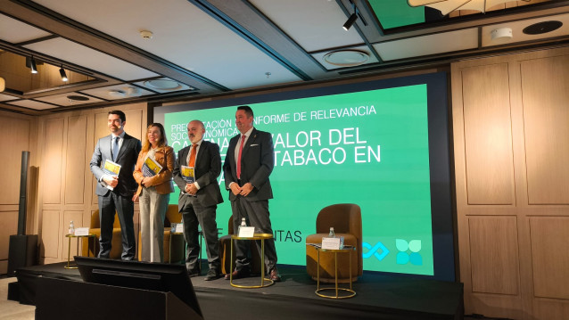 Presentación del informe con la directora general de la Mesa del Tabaco, Águeda García-Agulló, el presidente de la Unión de Asociaciones de Estanqueros de España, Miguel Angel Martínez Cuadrado, y el director de tabaco de Logista España, Jorge Segura