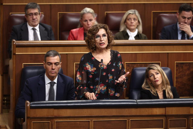 La vicepresidenta primera y ministra de Hacienda, María Jesús Montero,, durante una sesión de control, en el Congreso de los Diputados, a 29 de octubre de 2025, en Madrid (España).