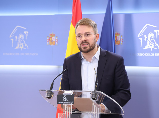 El diputado de Sumar, Alberto Ibañez, durante una rueda de prensa, en el Congreso de los Diputados, a 28 de octubre de 2025, en Madrid (España).
