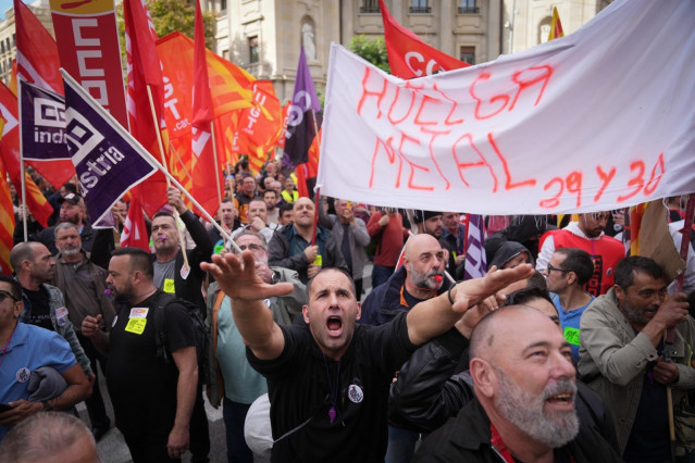 Un millar de trabajadores del metal protesta ante Foment en Barcelona por un nuevo convenio