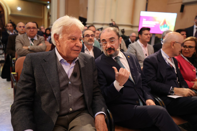 Archivo - El expresidente del Gobierno de España Felipe González y el presidente del Gobierno de Aragón, Javier Lambán (d), inauguran el foro 'El desafío de los grandes incendios forestales. Impactos en el territorio'.