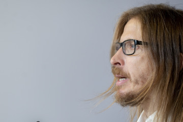 Archivo - El secretario de Organización y portavoz de Podemos, Pablo Fernández, durante una rueda de prensa, en la sede de Podemos, a 29 de julio de 2025, en Madrid (España).