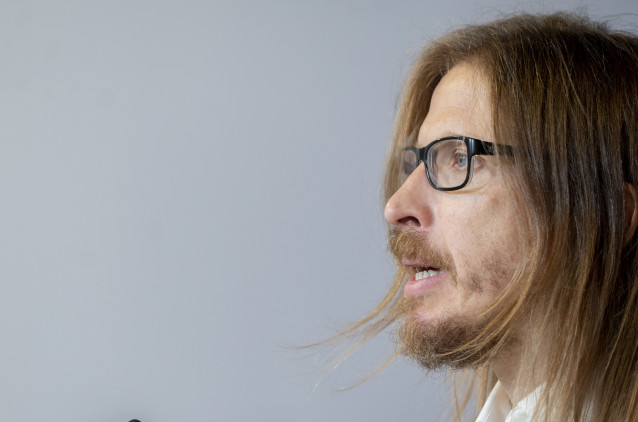 Archivo - El secretario de Organización y portavoz de Podemos, Pablo Fernández, durante una rueda de prensa, en la sede de Podemos, a 29 de julio de 2025, en Madrid (España).