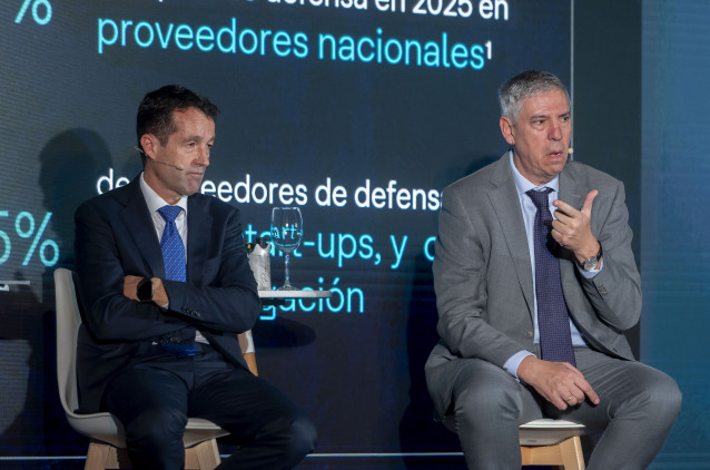 (I-D) El presidente de Indra, Ángel Escribano, y el consejero delegado de Indra Group, José Vicente de los Mozos, durante una reunión para trabajar en los Programas Especiales de Modernización (PEM), en IFEMA, a 29 de octubre de 2025, en Madrid (España).