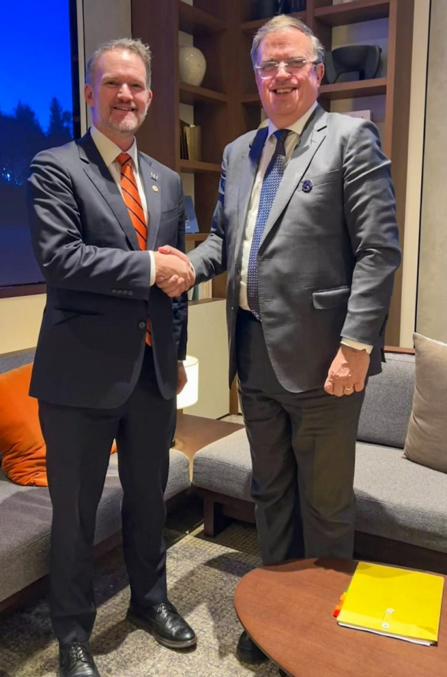 El representante comercial de Estados Unidos, Jamieson Greer, y el secretario de Economía mexicano, Marcelo Ebrard.