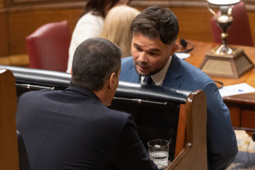 Archivo - El presidente del Gobierno, Pedro Sánchez (i) y el portavoz de ERC en el Congreso, Gabriel Rufián (d), conversan durante una sesión plenaria