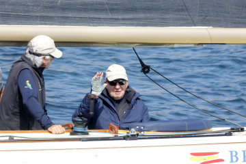 Archivo - El Rey Juan Carlos desembarcando, a 17 de mayo de 2025, en Sanxenxo (España).