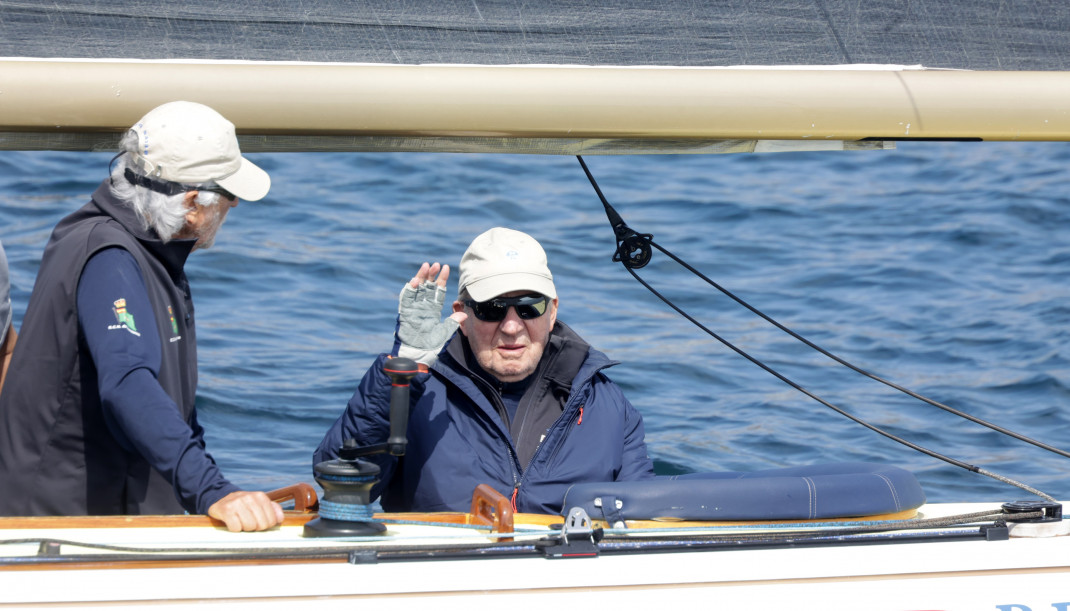 Archivo - El Rey Juan Carlos desembarcando, a 17 de mayo de 2025, en Sanxenxo (España).