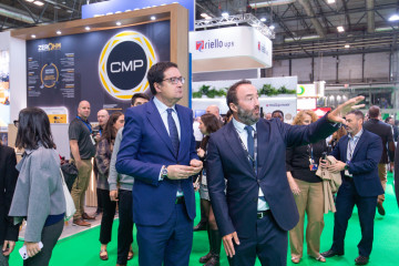 El ministro para la Transformación Digital y de la Función Pública, Óscar López (i), visita la quinta edición de la feria Tech Show Madrid, en IFEMA, a 29 de octubre de 2025, en Madrid (España)