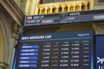 Paneles del Ibex en el Palacio de la Bolsa de Madrid, a 28 de octubre de 2025, en Madrid (España).