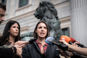 La secretaria política de Podemos, Irene Montero (d), y la diputada Martina Velarde (i),atienden a los medios tras el registro de una iniciativa en apoyo a la comunicadora Cristina Fallarás y en con