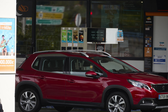 Archivo - Un coche reposta en una gasolinera, a 31 de agosto de 2024, en Madrid (España)