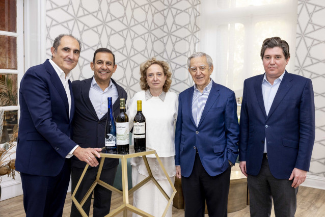 Rodolfo Bastida, director técnico de las bodegas Zamora Company y Javier Pijoan, CEO de Zamora Company, Junto a Araceli Fernández, Honorato López y Eduardo López de Bodegas Godeval.