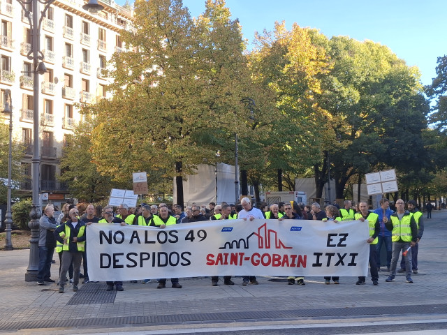 Concentración de trabajadores de Saint Gobain en contra del ERE en la empresa.