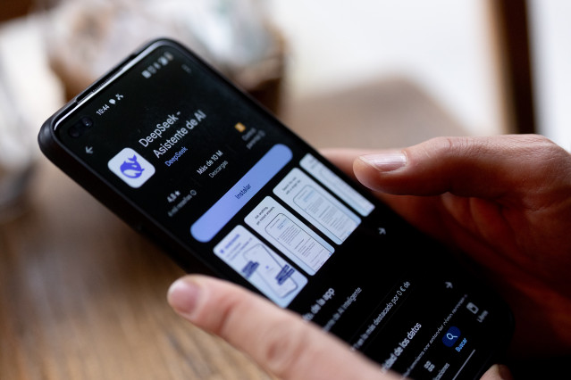 Archivo - Una persona prueba el asistente DeepSeek, a 29 de enero de 2025, en Madrid (España).