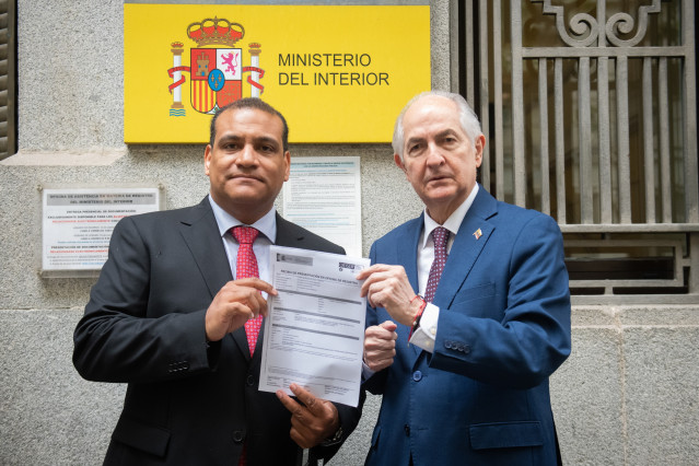 El exalcalde y Coordinador del Consejo Político Internacional de María Corina Machado, Antonio Ledezma (d), y el abogado Tomás Arias (i), presentan una denuncia ante el Ministerio de Interior, a 30 de octubre de 2025, en Madrid (España).