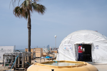 Archivo - Una persona durante un simulacro de crisis humanitaria internacional con el equipo de emergencias español START, gestionado por la Agencia Española de Cooperación Internacional para el De