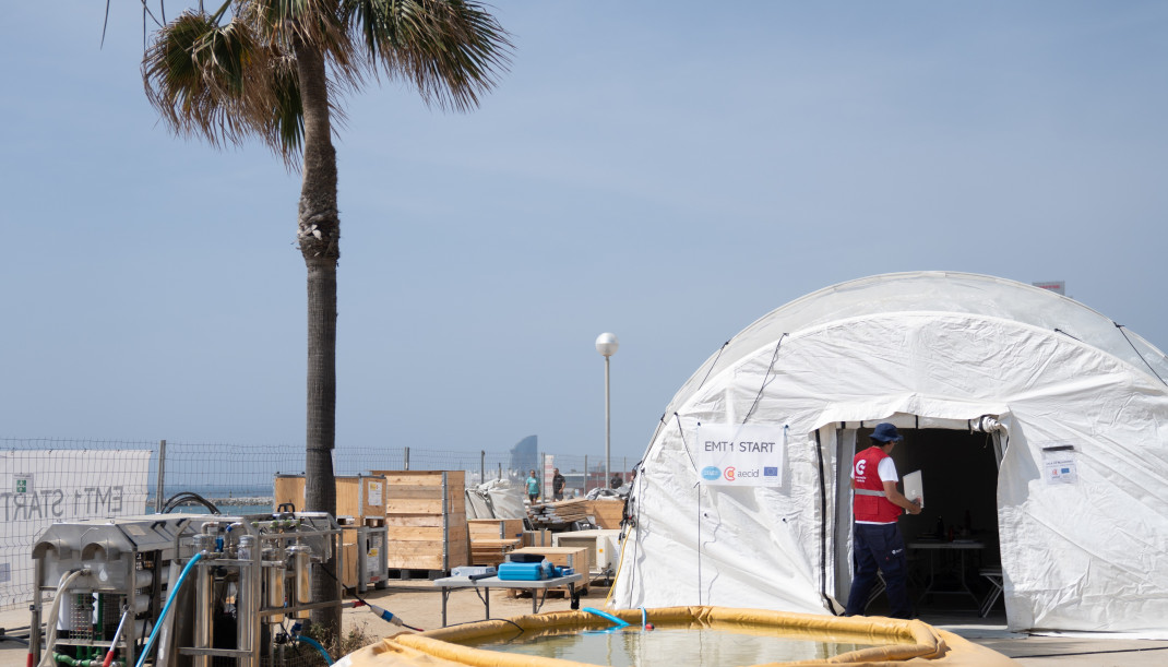 Archivo - Una persona durante un simulacro de crisis humanitaria internacional con el equipo de emergencias español START, gestionado por la Agencia Española de Cooperación Internacional para el De