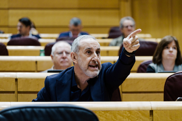 El senador del PSOE Alfonso Gil durante una sesión plenaria, en el Senado, a 22 de octubre de 2025, en Madrid (España).