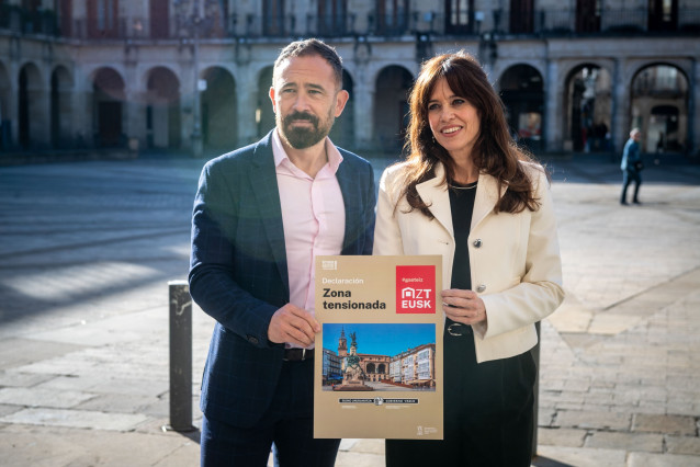 El consejero de Vivienda, Denis Itxaso, y la alcaldesa de la capital vizcaína, Maider Etxebarria, en la jornada de declaración de Vitoria-Gasteiz como zona tensionada