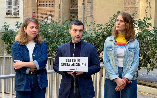 El ministro de Derechos Sociales, Consumo y Agenda 2030, Pablo Bustinduy, en una atención a los medios en Barcelona junto a la líder de los Comuns en el Parlament, Jéssica Albiach, y la líder de BComú en el Ayuntamiento de Barcelona, Janet Sanz.