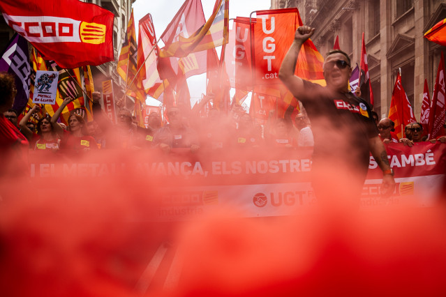 Miles de personas durante una manifestación del sector del metal