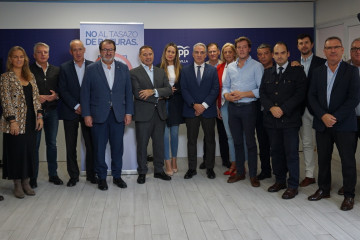 El vicesecretario de Política Autonómica y Municipal y Análisis Electoral del PP, Elías Bendodo, este jueves junto a compañeros del PP de Sevilla