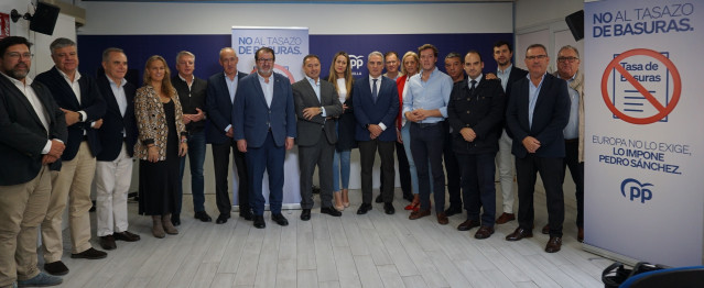 El vicesecretario de Política Autonómica y Municipal y Análisis Electoral del PP, Elías Bendodo, este jueves junto a compañeros del PP de Sevilla