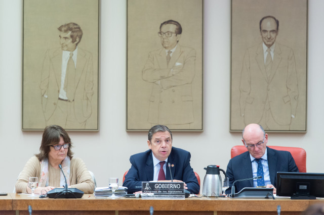 El ministro de Agricultura, Pesca y Alimentación, Luis Planas (c), comparece ante la Comisión de Agricultura, Pesca y Alimentación, en el Congreso de los Diputados