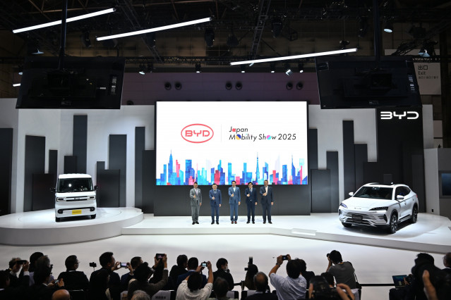 BYD presenta Racco, su 'kei car' eléctrico y el BYD Seal U DM-i, en el Japan Mobility Show 2025.