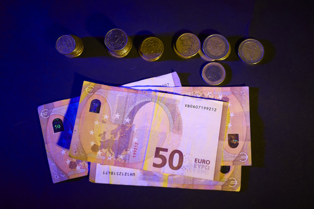 Archivo - Billetes y monedas, a 3 de septiembre de 2025, en Madrid (España)