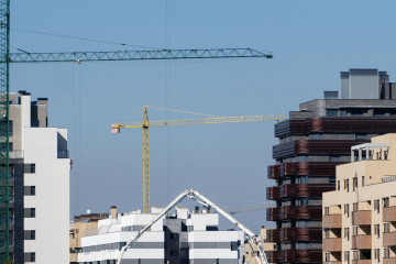 Archivo - Foto de archivo de grúas en una zona de construcción de edificios.