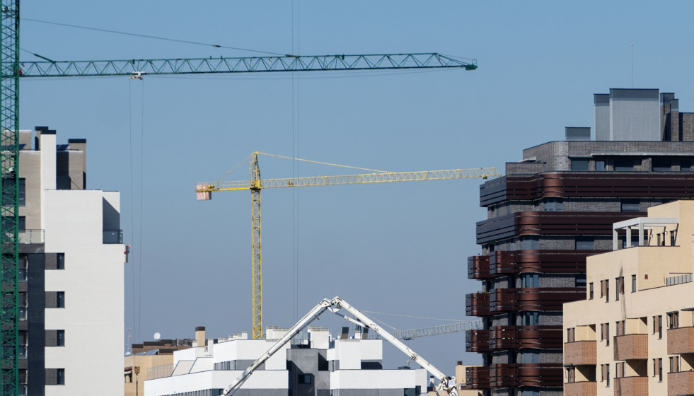 Archivo - Foto de archivo de grúas en una zona de construcción de edificios.