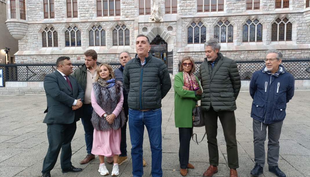 El portavoz nacional de Seguridad de Vox y presidente de la Asociación Una Policía para el Siglo XXI, Samuel Vázquez (cuarto por la derecha), durante su visita a León.