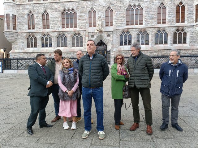 El portavoz nacional de Seguridad de Vox y presidente de la Asociación Una Policía para el Siglo XXI, Samuel Vázquez (cuarto por la derecha), durante su visita a León.