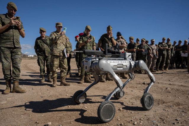 El Ejército de Tierra realiza una demostración dinámica que integra sistemas robotizados en el Campo de Maniobras y Tiro 'Álvarez de Sotomayor' en Viator (Almería).
