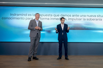 El consejero delegado de Indra Group, José Vicente de los Mozos (i), y el presidente ejecutivo de IndraGroup, Ángel Escribano (d), durante la presentación de IndraMind en la sede de INDRA, a 30 de 