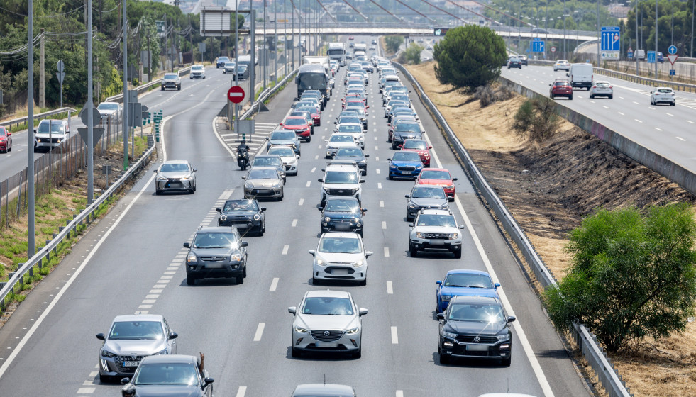 Archivo - Varios vehículos en una autovía