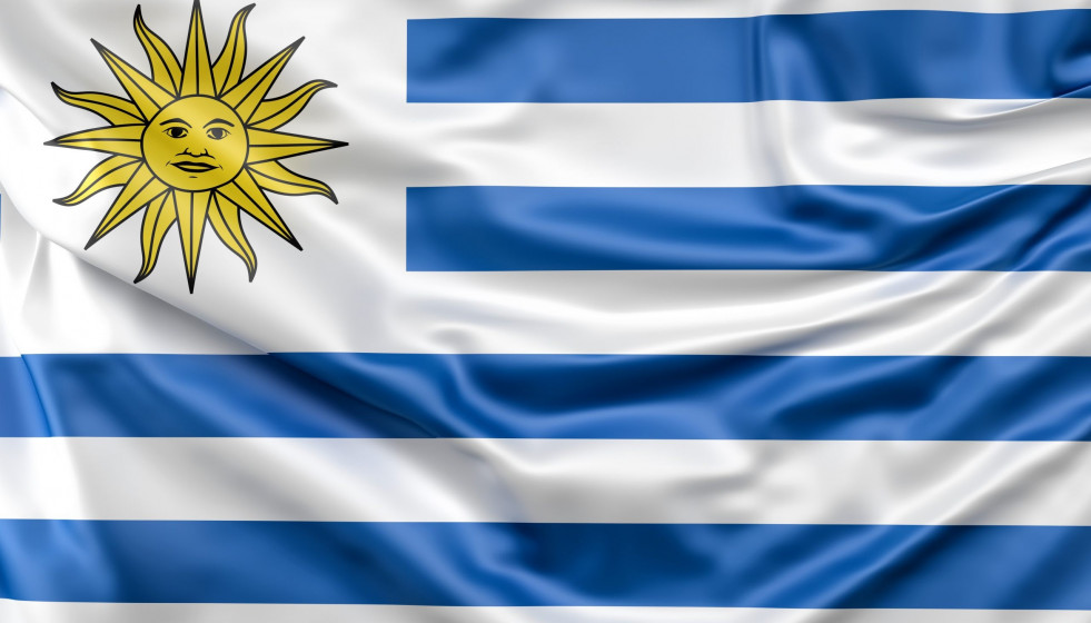 Archivo - Bandera de Uruguay.