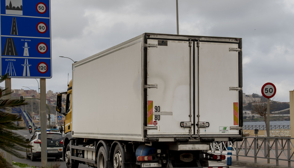 Archivo - Camión en una frontera