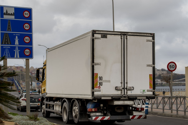 Archivo - Camión en una frontera