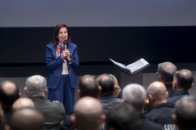 La ministra de Defensa, Margarita Robles, interviene durante la presentación del libro y exposición fotográfica 'Invencibles - XX Aniversario UME', en la Fábrica Nacional de Moneda y Timbre, a 10 de octubre de 2025, en Madrid (España).