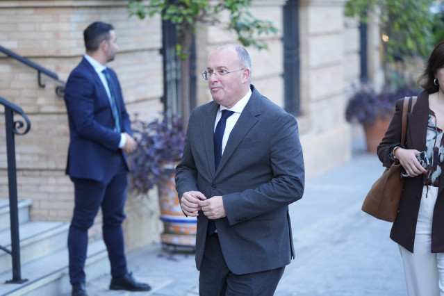 El secretario general del PP, Miguel Tellado, a su llegada al desayuno informativo de Fórum Europa Tribuna Andalucía, donde presenta al alcalde de Sevilla, José Luis Sanz. A 24 de octubre de 2025, en Sevilla (Andalucía, España).