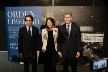 El expresidente del Gobierno, José María Aznar (i) y el presidente del PP, Alberto Núñez Feijóo (d), posan antes de la presentación de su libro ‘Orden y Libertad’, en el Auditorio Rafael del