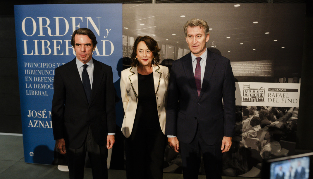El expresidente del Gobierno, José María Aznar (i) y el presidente del PP, Alberto Núñez Feijóo (d), posan antes de la presentación de su libro ‘Orden y Libertad’, en el Auditorio Rafael del