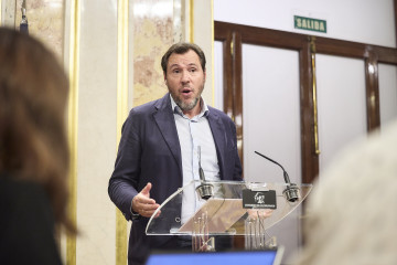 El ministro de Transportes y Movilidad Sostenible, Óscar Puente, ofrece una rueda de prensa tras una sesión plenaria, en el Congreso de los Diputados, a 7 de octubre de 2025, en Madrid (España). El