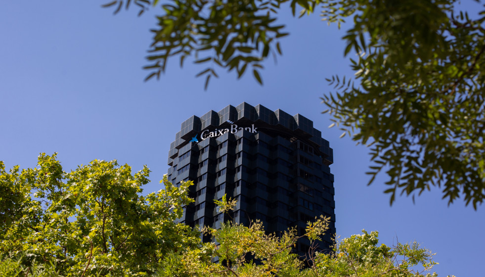 Archivo - Fachada de la sede de CaixaBank en la Avenida Diagonal de Barcelona.