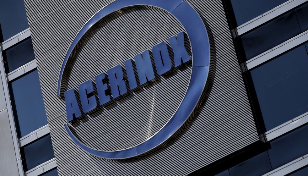 Archivo - Detalle del logo de Acerinox en el edificio de su sede en Madrid (España)