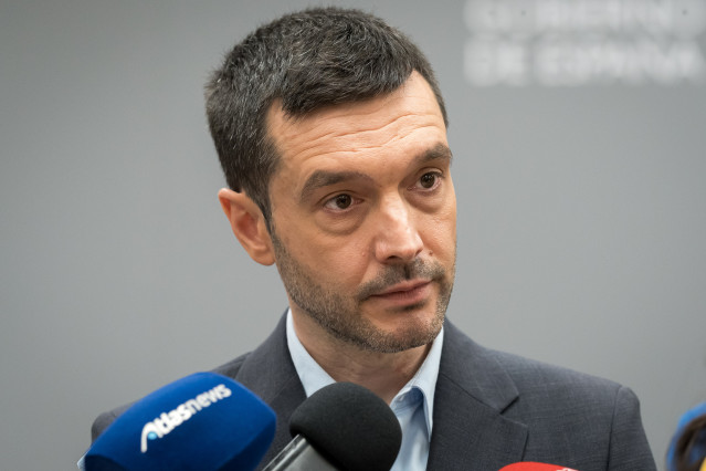 El ministro de Derechos Sociales, Consumo y Agenda 2030, Pablo Bustinduy, atiende a los medios antesde una reunión.